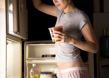 5 WORST FOODS to Eat Before Bed... and 3 BEST